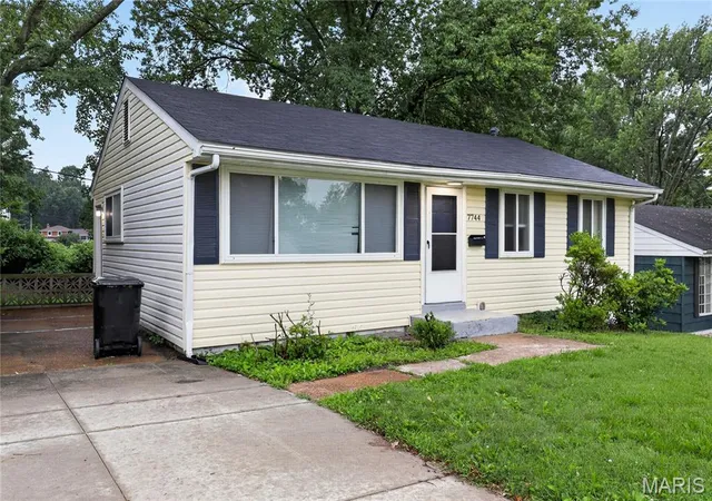 Homes for sale in St Louis, MO | 7744 Ellington Dr, St Louis, MO 63121 | MLS# MIS26038550