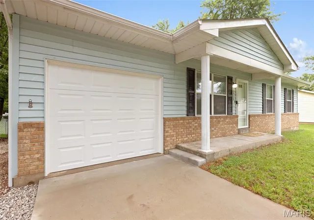 Homes for sale in Warrenton, MO | 2210 Columbus Cir, Warrenton, MO 63383 | MLS# MIS26038555