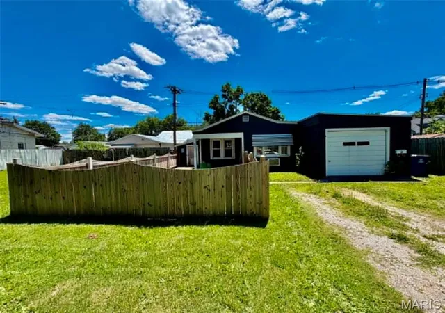 Homes for sale in Wood River, IL | 852 E Penning Ave, Wood River, IL 62095 | MLS# MIS26038581