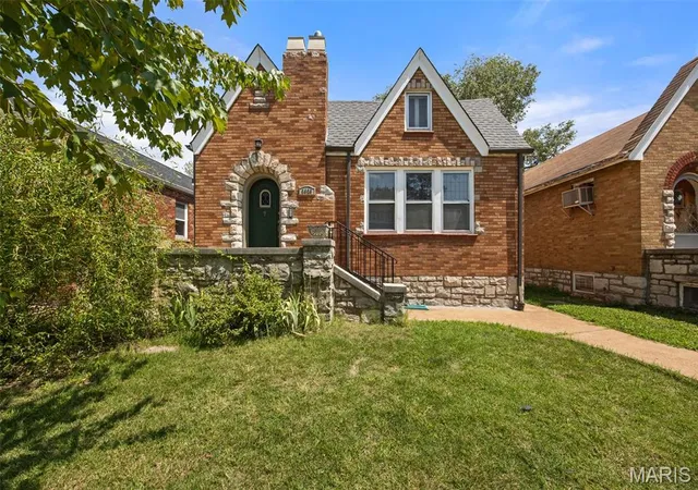 Photo 3 of Sale Pending at 3929 Meramec St, Saint Louis, MO 63116 | MLS# MIS26038582 | Listing updated on 2026-08-24