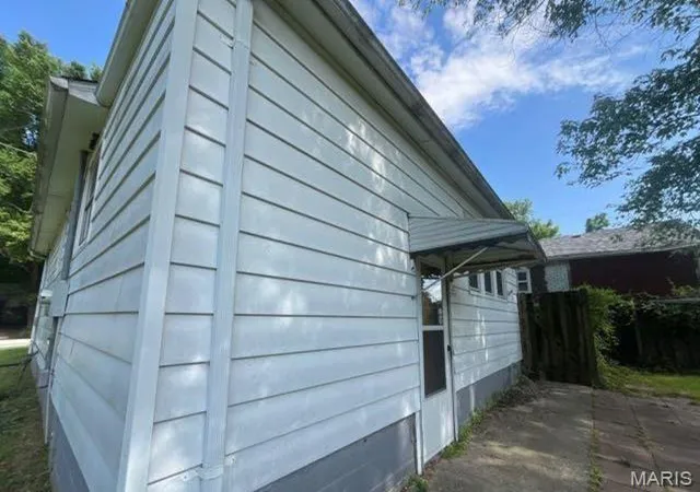 Photo 2 of Single family home for sale at 402 Condit Ave, Alton, IL 62002 | MLS# MIS26038620 | Listing updated on 2026-07-27