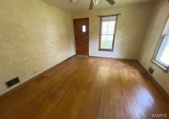 Photo 3 of Single family home for sale at 402 Condit Ave, Alton, IL 62002 | MLS# MIS26038620 | Listing updated on 2026-07-27