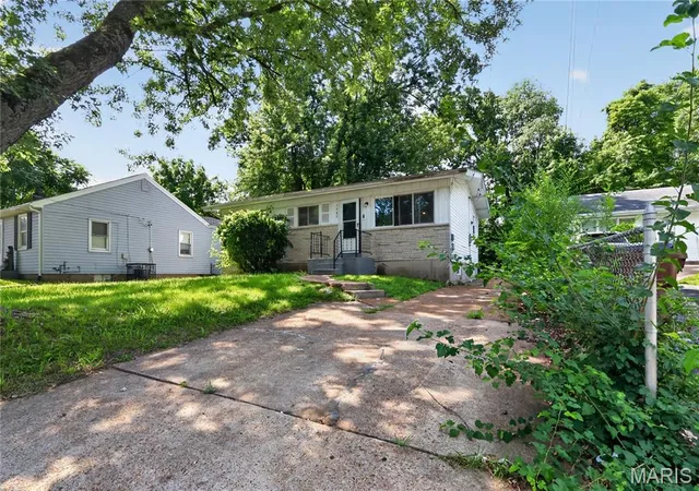 Photo 3 of Single family home for sale at 7480 Castro Dr, St Louis, MO 63135 | MLS# MIS26038626 | Listing updated on 2026-08-26