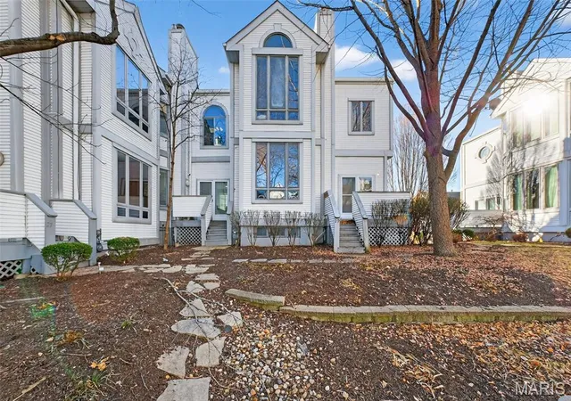 Photo 1 of Sale Pending at 28 Columbus Square Dr, Saint Louis, MO 63101 | MLS# MIS26038636 | Listing updated on 2026-08-24