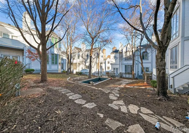 Photo 3 of Sale Pending at 28 Columbus Square Dr, Saint Louis, MO 63101 | MLS# MIS26038636 | Listing updated on 2026-08-24