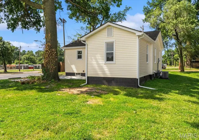 2nd image of 4815 W Washington St, Belleville, IL 62226 | MLS# MIS26038655