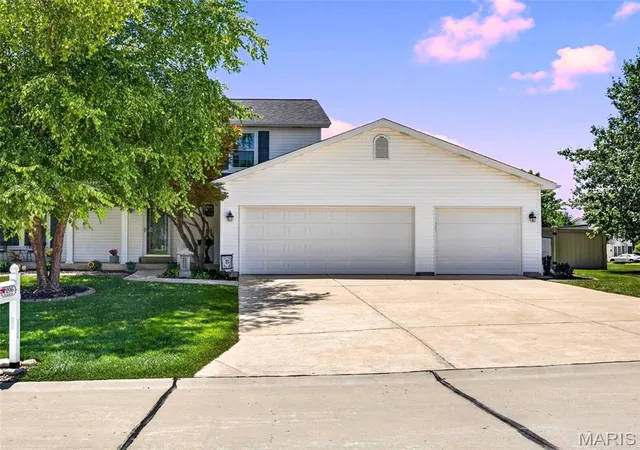 Photo 3 of Sale Pending at 7296 Picasso Dr, O Fallon, MO 63368 | MLS# MIS26038659 | Listing updated on 2026-09-15
