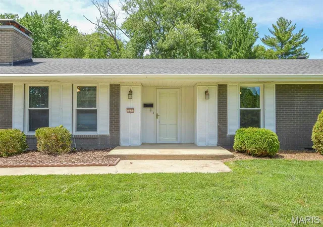 Homes for sale in Belleville, IL | 37 Hemlock, Belleville, IL 62221 | MLS# MIS26038662