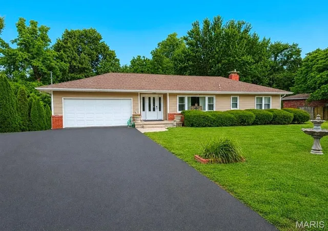 Homes for sale in East Alton, IL | 269 Westwood Pl, East Alton, IL 62024 | MLS# MIS26038686