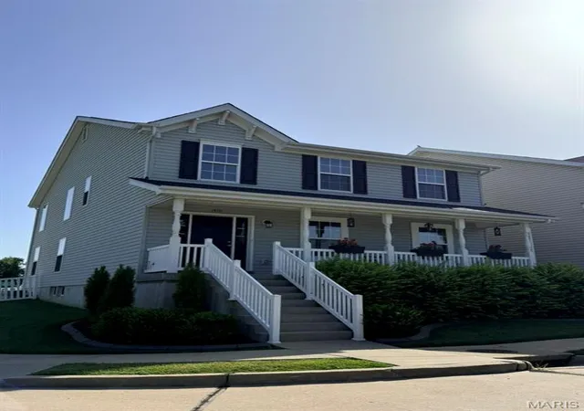 Photo 2 of Sale Pending at 1401 Colonial Dr, Saint Charles, MO 63304 | MLS# MIS26038688 | Listing updated on 2026-08-31