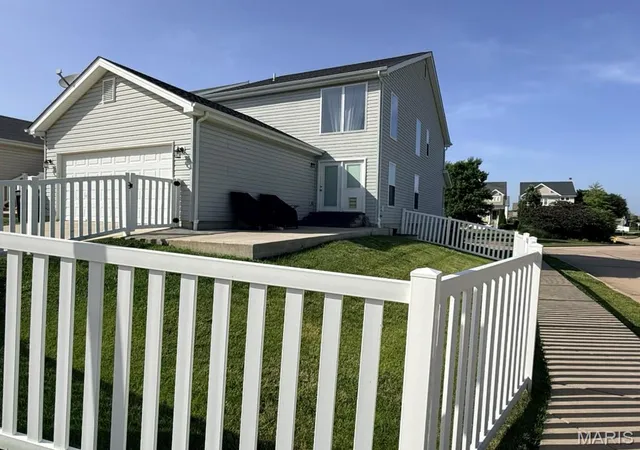 Photo 3 of Sale Pending at 1401 Colonial Dr, Saint Charles, MO 63304 | MLS# MIS26038688 | Listing updated on 2026-08-31