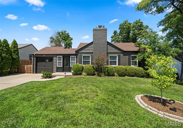 Homes for sale in Glendale, MO | 823 Victoria Pl, Glendale, MO 63122 | MLS# MIS26038695