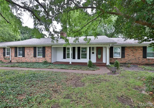 Homes for sale in Edwardsville, IL | 1000 Schwarz Rd, Edwardsville, IL 62025 | MLS# MIS26038702