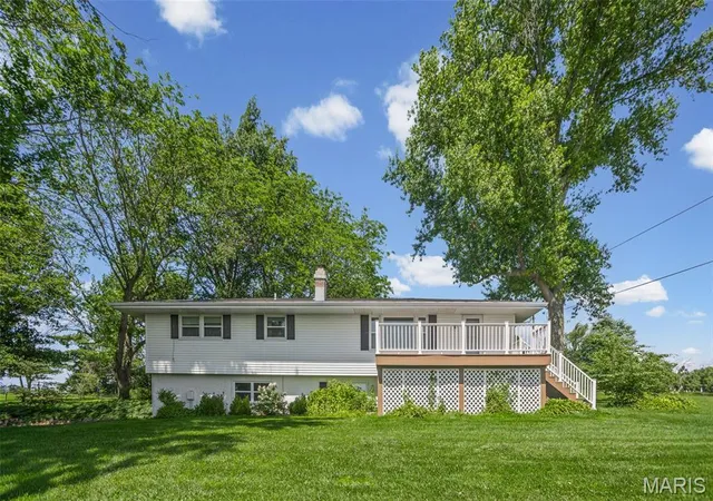 Homes for sale in Lebanon, IL | 8320 Hilltop Dr, Lebanon, IL 62254 | MLS# MIS26038706