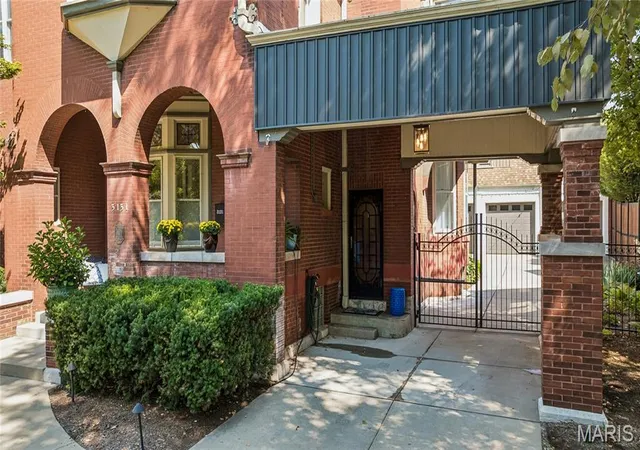 Photo 3 of Single family home for sale at 3131 Russell Blvd, Saint Louis, MO 63104 | MLS# MIS26038742 | Listing updated on 2026-09-14