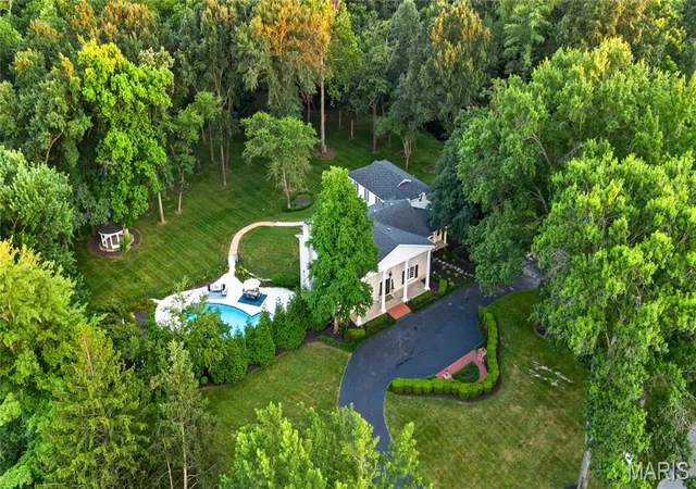 2nd image of 34 Somerset Downs Dr, Saint Louis, MO 63124 | MLS# MIS26038759