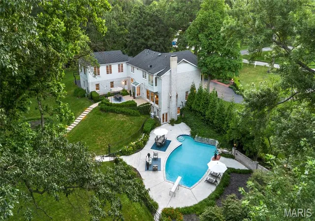 3rd image of 34 Somerset Downs Dr, Saint Louis, MO 63124 | MLS# MIS26038759