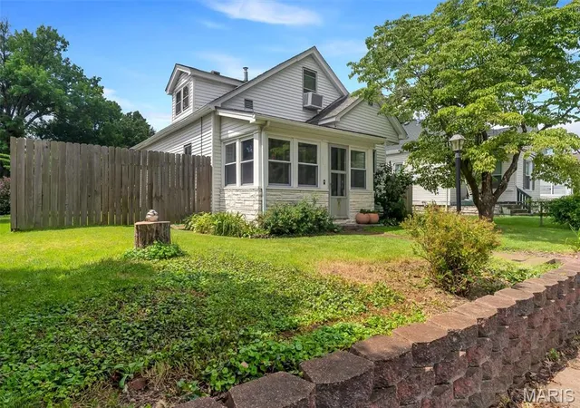 Photo 2 of Single family home for sale at 907 Hawley Ave, Alton, IL 62002 | MLS# MIS26038770 | Listing updated on 2026-08-24
