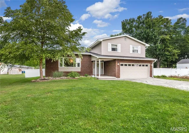 Photo 1 of Single family home for sale at 202 Willow Dr, Collinsville, IL 62234 | MLS# MIS26038779 | Listing updated on 2026-09-15