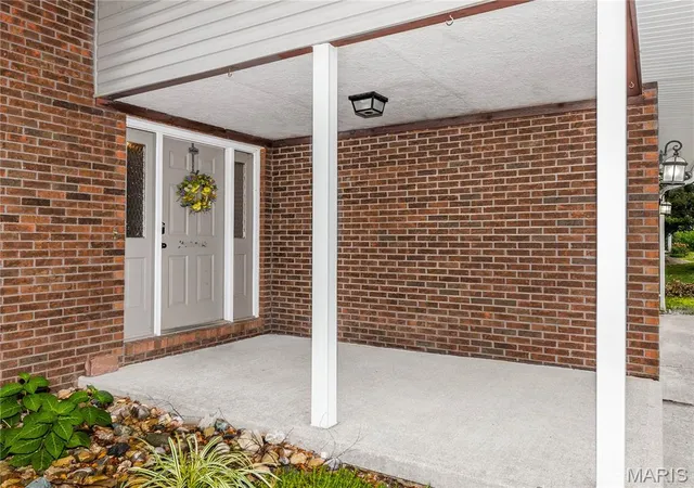Photo 2 of Single family home for sale at 202 Willow Dr, Collinsville, IL 62234 | MLS# MIS26038779 | Listing updated on 2026-09-15