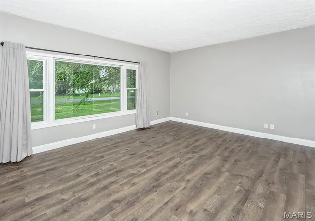 Photo 4 of Sale Pending at 202 Willow Dr, Collinsville, IL 62234 | MLS# MIS26038779 | Listing updated on 2026-09-20