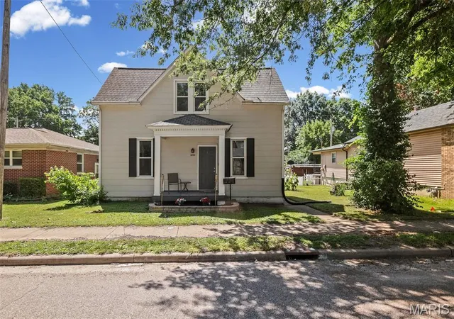 Photo 2 of Single family home for sale at 1324 Lebanon Ave, Belleville, IL 62221 | MLS# MIS26038824 | Listing updated on 2026-07-29