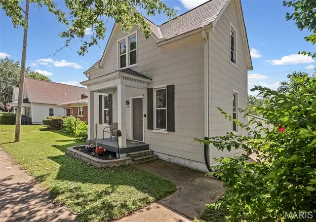Photo 3 of Single family home for sale at 1324 Lebanon Ave, Belleville, IL 62221 | MLS# MIS26038824 | Listing updated on 2026-07-29