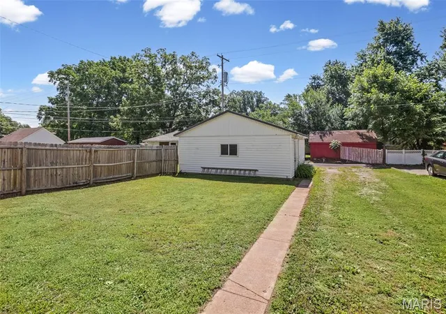 Photo 4 of Single family home for sale at 1324 Lebanon Ave, Belleville, IL 62221 | MLS# MIS26038824 | Listing updated on 2026-07-29