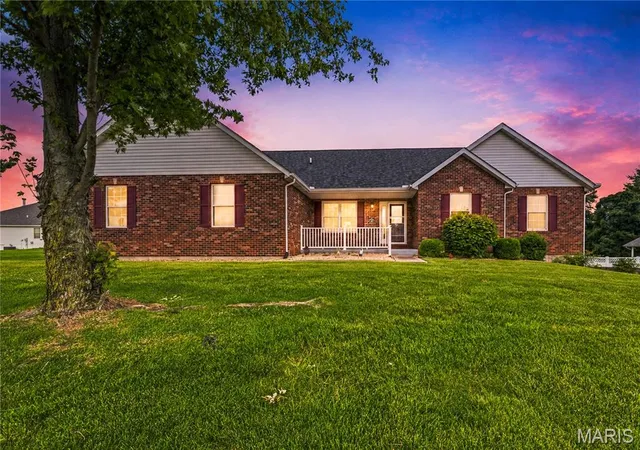Homes for sale in Columbia, IL | 818 E Wood Dr, Columbia, IL 62236 | MLS# MIS26038888