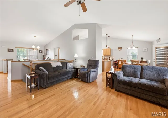Homes for sale in Columbia, IL | 818 E Wood Dr, Columbia, IL 62236 | MLS# MIS26038888