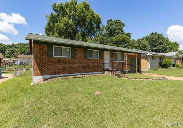 Homes for sale in Arnold, MO | 3344 Bayshore Pkwy, Arnold, MO 63010 | MLS# MIS26038890
