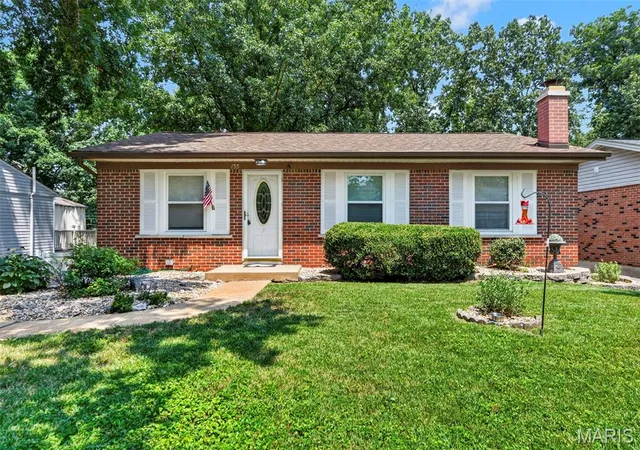 Photo 1 of Single family home for sale at 135 Linnview Dr, Saint Louis, MO 63129 | MLS# MIS26038895 | Listing updated on 2026-08-10