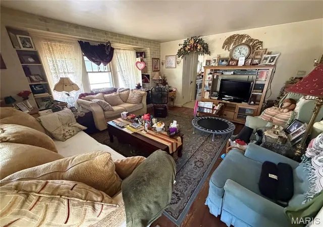 Photo 3 of Sale Pending at 613 Wabash Ave, Belleville, IL 62220 | MLS# MIS26038900 | Listing updated on 2026-09-30