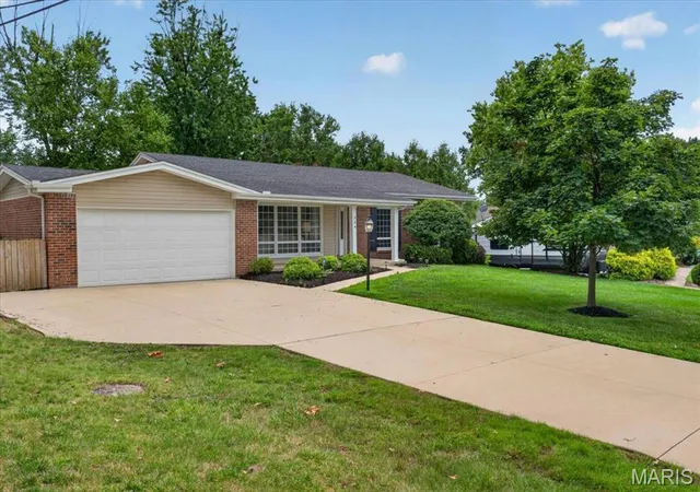 Homes for sale in Ballwin, MO | 334 Country Club Dr, Ballwin, MO 63011 | MLS# MIS26038901