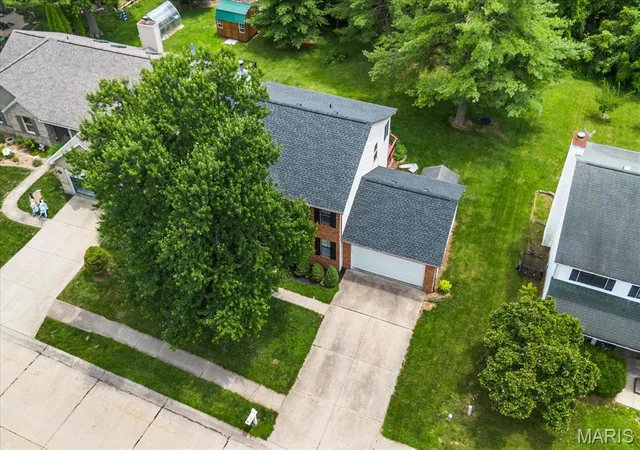 Photo 2 of Sale Pending at 216 Brittany Dr, Fairview Heights, IL 62208 | MLS# MIS26038904 | Listing updated on 2026-09-02