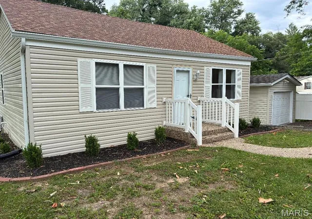 Homes for sale in Fairview Heights, IL | 210 W School St W, Fairview Heights, IL 62208 | MLS# MIS26038931