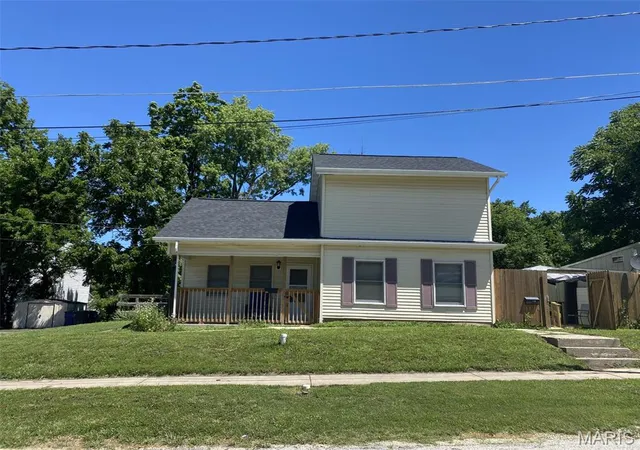 Homes for sale in Warrenton, MO | 105 E Oak St, Warrenton, MO 63383 | MLS# MIS26038937