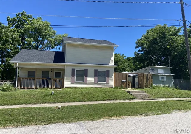 Homes for sale in Warrenton, MO | 105 E Oak St, Warrenton, MO 63383 | MLS# MIS26038937