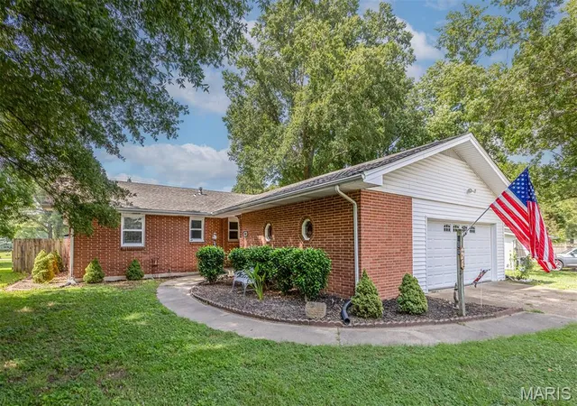 Homes for sale in Sikeston, MO | 900 Hawthorn Dr, Sikeston, MO 63801 | MLS# MIS26038946