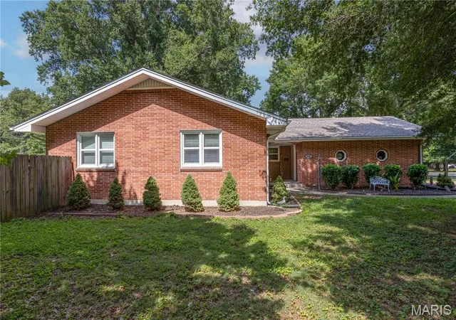 Homes for sale in Sikeston, MO | 900 Hawthorn Dr, Sikeston, MO 63801 | MLS# MIS26038946