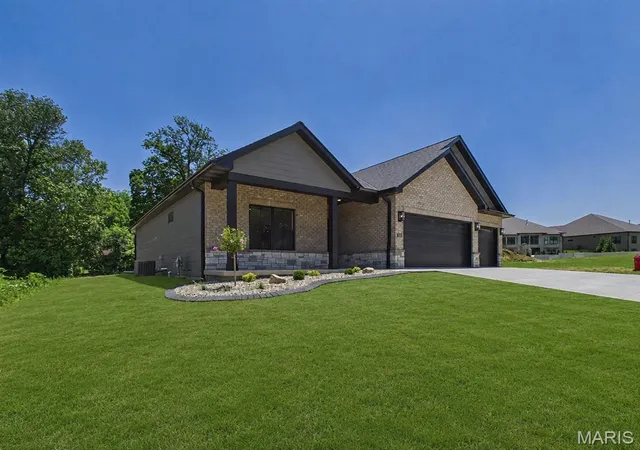 Photo 2 of Single family home for sale at 2279 Pelham Ln, Maryville, IL 62062 | MLS# MIS26038952 | Listing updated on 2026-08-24
