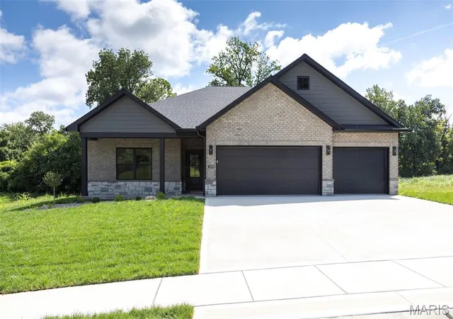 Photo 3 of Single family home for sale at 2279 Pelham Ln, Maryville, IL 62062 | MLS# MIS26038952 | Listing updated on 2026-08-24