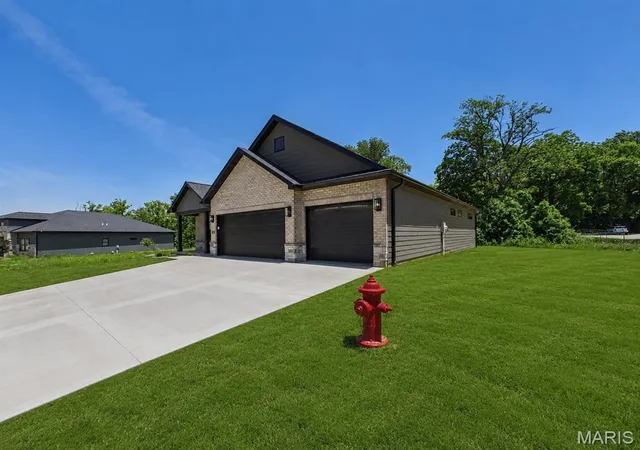 Homes for sale in Maryville, IL | 2279 Pelham Ln, Maryville, IL 62062 | MLS# MIS26038952