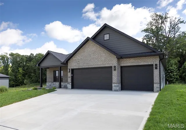Photo 4 of House for sale at 2279 Pelham Ln, Maryville, IL 62062 | MLS# MIS26038952 | Listing updated on 2026-10-05