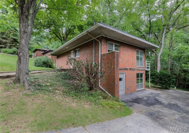 Photo 2 of Single family home for sale at 828 Willoway Ave, East Alton, IL 62024 | MLS# MIS26039044 | Listing updated on 2026-09-06
