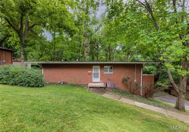 Photo 2 of Single family home for sale at 828 Willoway Ave, East Alton, IL 62024 | MLS# MIS26039044 | Listing updated on 2026-09-06