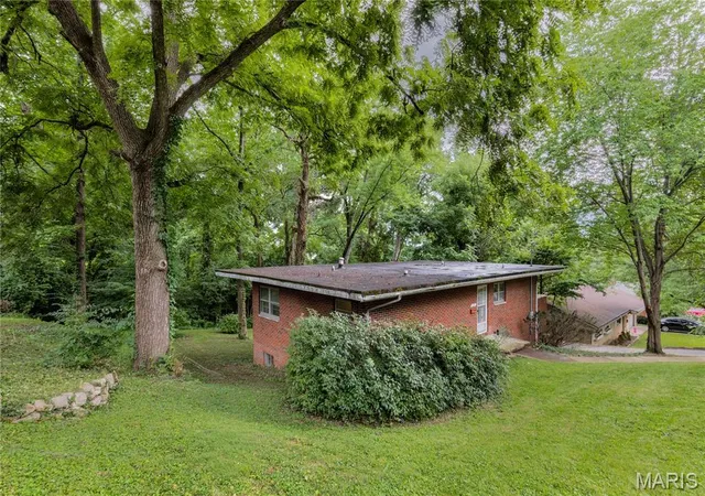 Photo 3 of Single family home for sale at 828 Willoway Ave, East Alton, IL 62024 | MLS# MIS26039044 | Listing updated on 2026-09-06