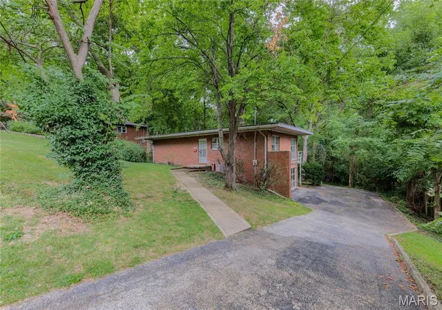 Photo 4 of Single family home for sale at 828 Willoway Ave, East Alton, IL 62024 | MLS# MIS26039044 | Listing updated on 2026-09-06