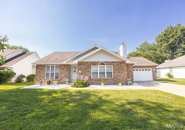 Homes for sale in Mascoutah, IL | 15 Michelle Dr, Mascoutah, IL 62258 | MLS# MIS26039051