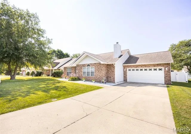 Homes for sale in Mascoutah, IL | 15 Michelle Dr, Mascoutah, IL 62258 | MLS# MIS26039051